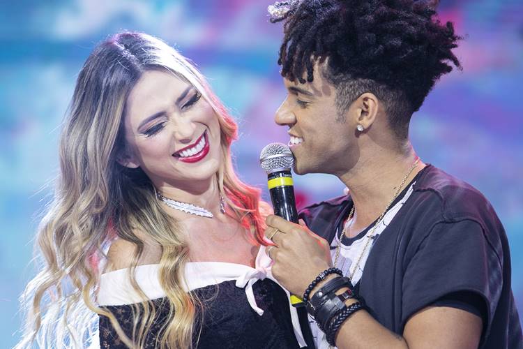 D’Black troca beijos com Nadja no ‘Hora do Faro’ e o casal participa do ‘Jogo da Afinidade’
