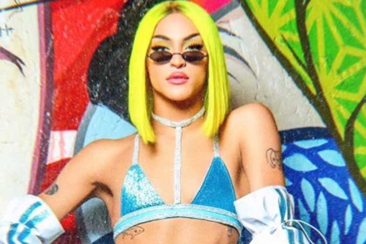 Pabllo Vittar aparece sem maquiagem e exibe tatuagem