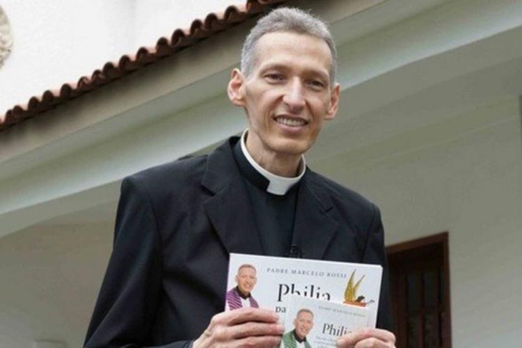 Escritora processa Padre Marcelo Rossi e pede 50 milhões