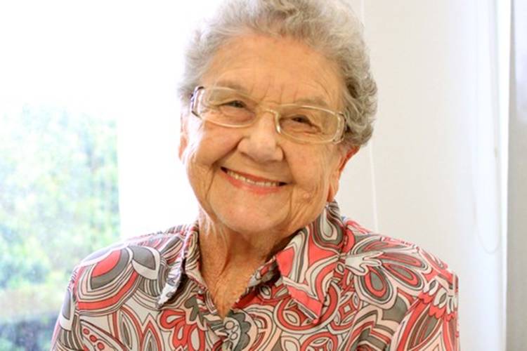 Palmirinha surpreende seguidores ao posar com fantasia inusitada