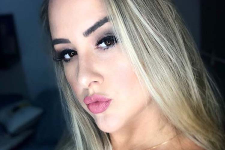 Ex-BBB Patrícia Leitte posa sem roupa em banheira luxuosa