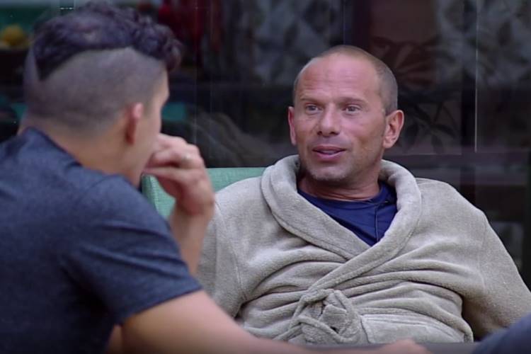 A Fazenda 10: Rafael Ilha fala sobre vício em crack durante conversa com Felipe Sertanejo