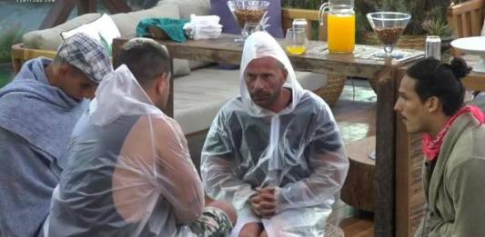 Rafael Ilha e peões - Reprodução/PlayPlus