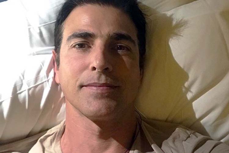 Reynaldo Gianecchini posa com roupão e estampa chama atenção