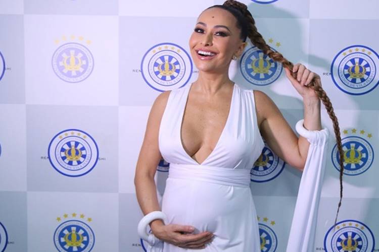 “Puxou pra mãe”, brinca Sabrina Sato sobre atraso de Zoe para nascer