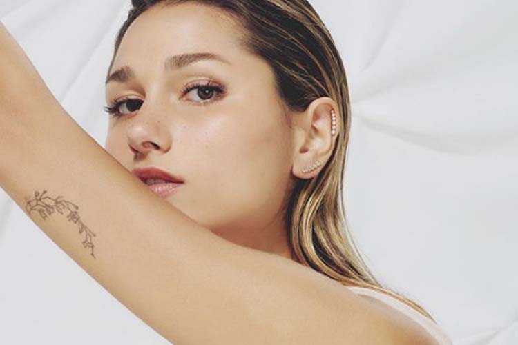 Sasha Meneghel faz topless e exibe tatuagem secreta