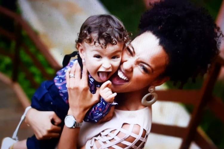 Sheron Menezes compartilha vídeo do filho andando e encanta a web