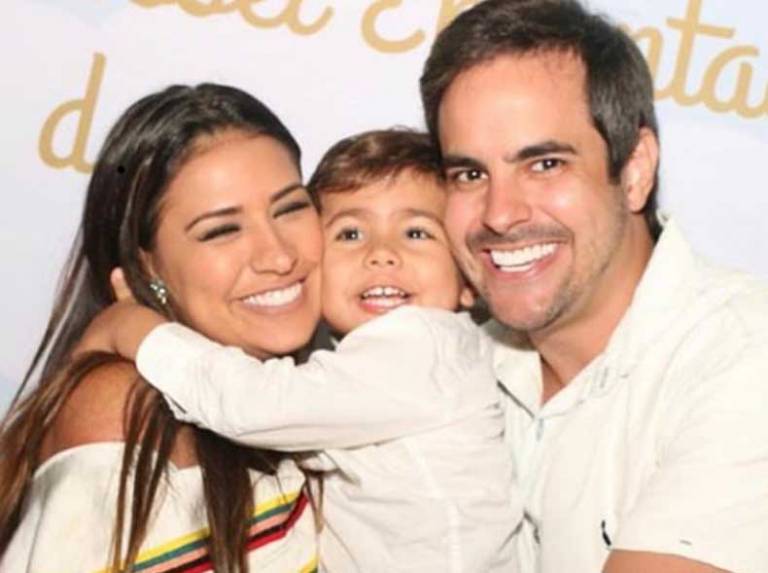 Filho de Simone faz declaração para a mãe e cantora se emociona
