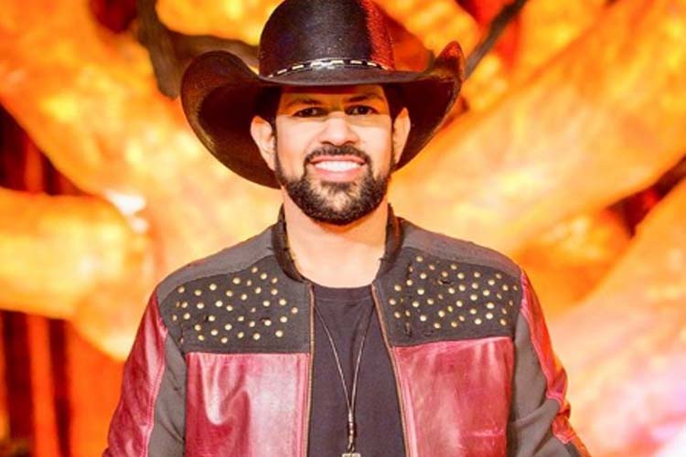 Sertanejo Sorocaba posa ao lado de nova namorada e diferença de idade chama atenção