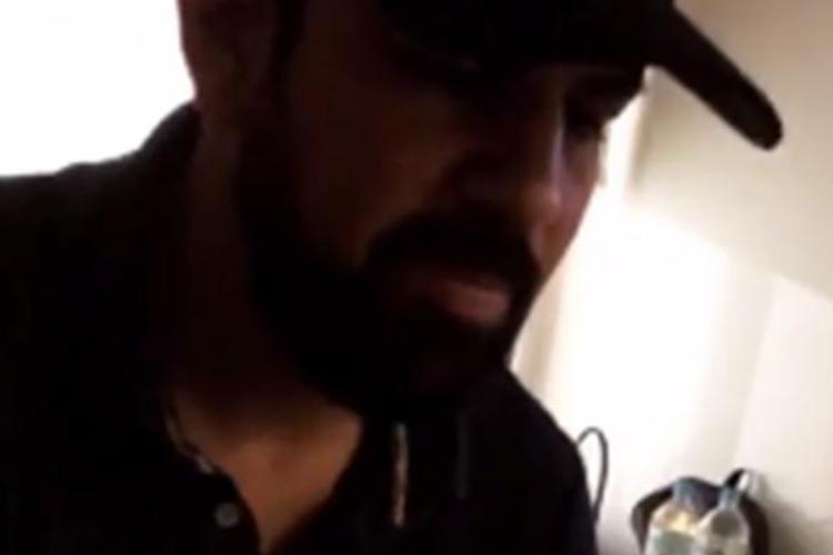 Preocupado, cantor sertanejo acompanha namorada em hospital