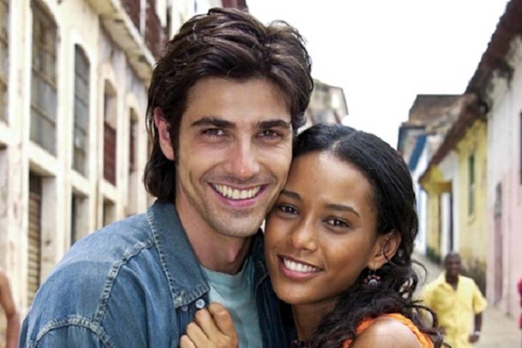 Taís Araújo e Reynaldo Gianecchini posam juntos após 14 anos de “Da Cor do Pecado”