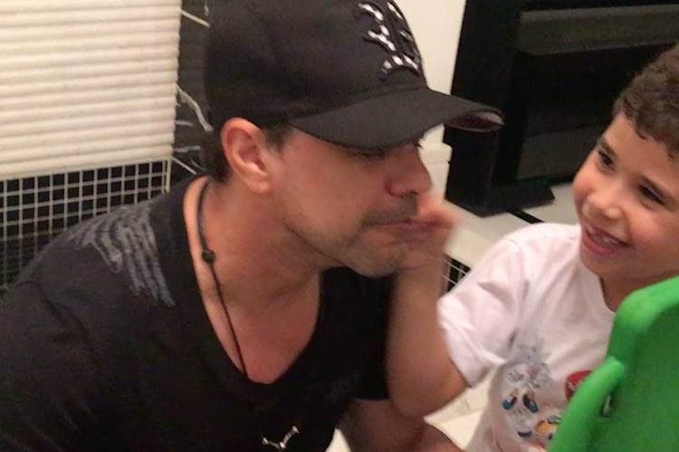 Zezé Di Camargo faz concerto para netos; Confira!