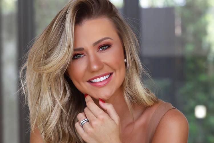 Mulher de Roberto Justus, Ana Paula Siebert, mostra surpresa de Natal para os pais:”Realização de um sonho”