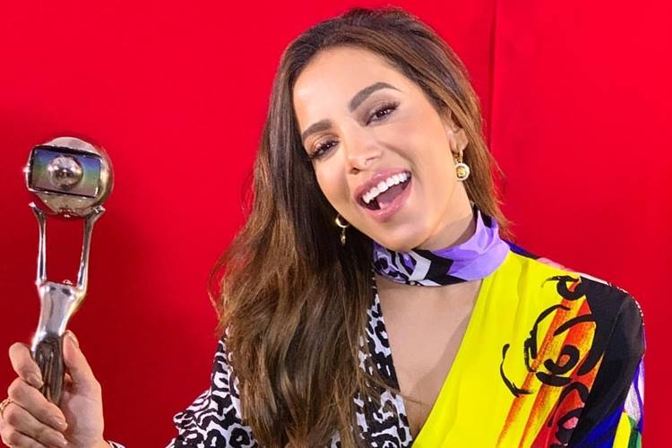Anitta faz agradecimento após ganhar prêmio como Cantora do Ano do ‘Troféu Domingão’