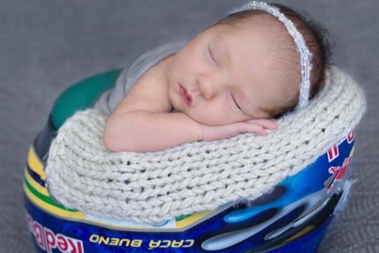 Galvão Bueno se derrete ao publicar foto da neta recém-nascida: “Emocionante”