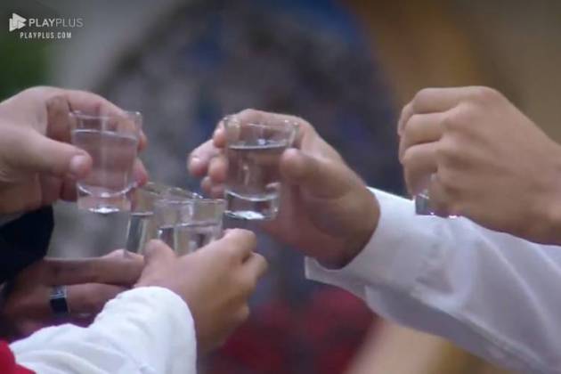 Brinde (Foto: reprodução PlayPlus) 