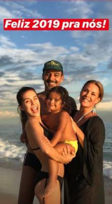 Carolina ao lado das filhas e do ex-marido - Reprodução/Instagram