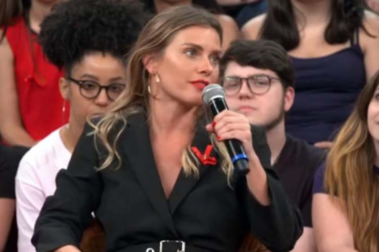 Carolina Dieckmann faz declaração e é acusada de gordofobia