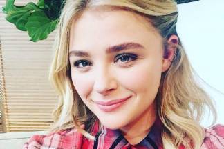 Atriz Chloe Grace Moretz é vista aos beijos com modelo Kate