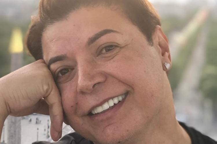 David Brazil surpreende ao aparecer com calda de sereia