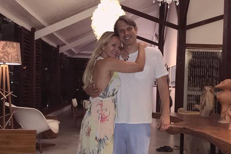 Eliana parabeniza o noivo Adriano Ricco: “Companheiro tão amoroso”