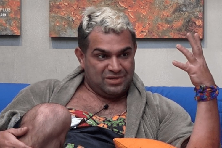 “A Fazenda 10”: Em dia tenso, Evandro Santo ganha bolo de aniversário de peões