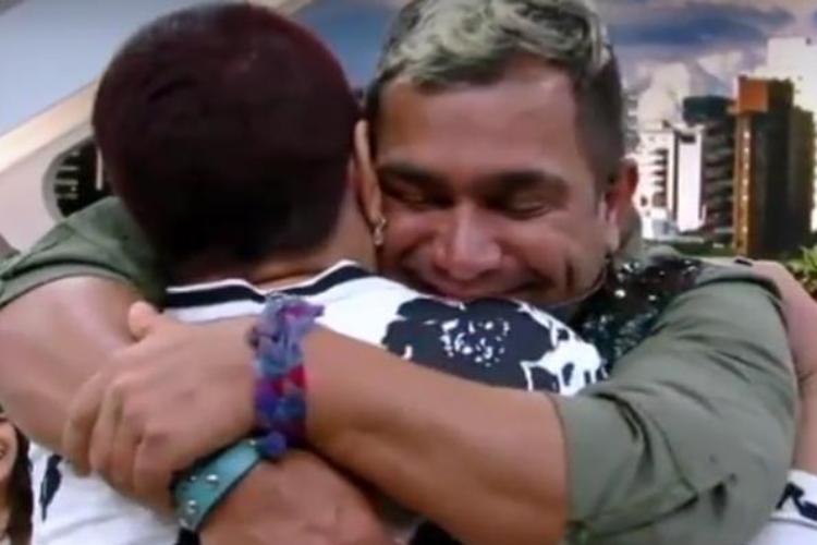 Evandro Santo vai aos prantos ao reencontrar a mãe