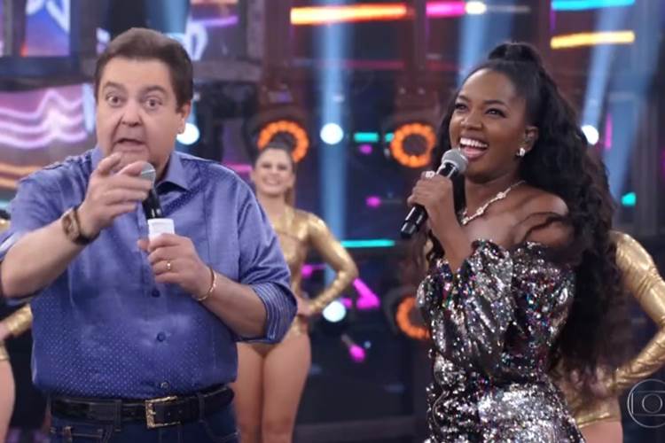 Faustão revela segredo da cantora Iza e alfineta a Globo em seu programa