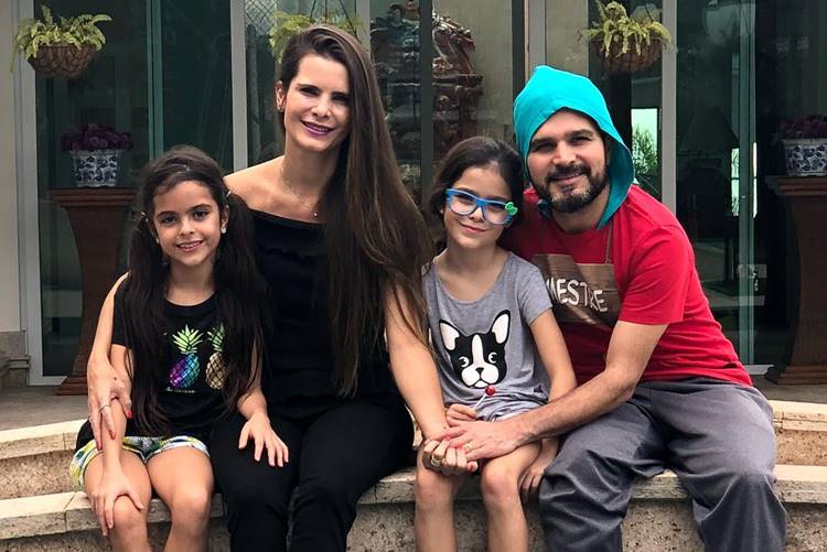 Flávia Camargo, esposa do sertanejo Luciano, mostra momento descontraído da família