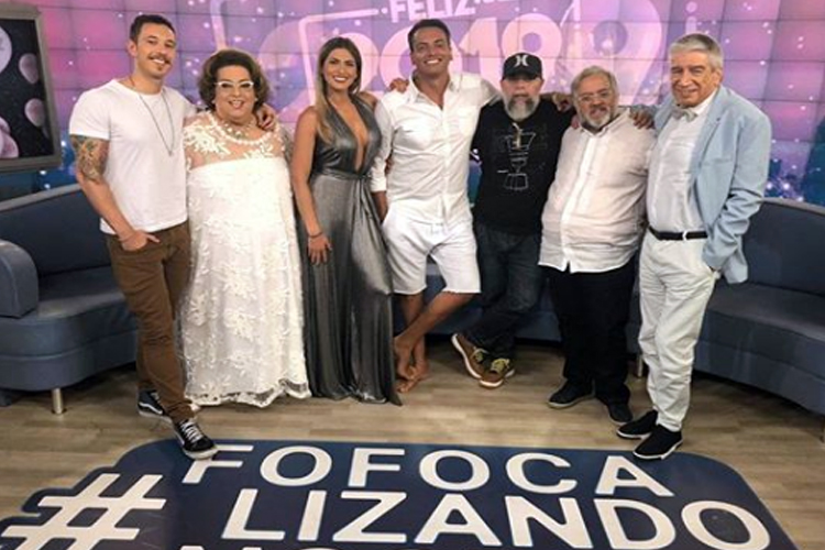 Emocionados, apresentadores do Fofocalizando se despedem de integrante da equipe