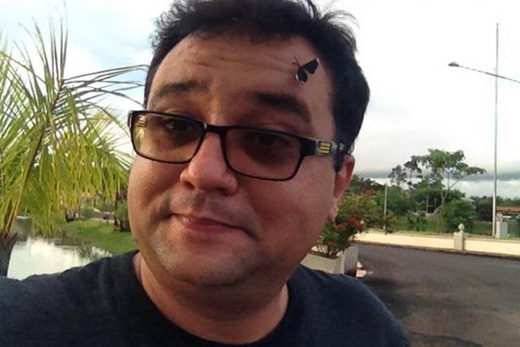 Geraldo Luis se banha em argila e brinca com tamanho da barriga