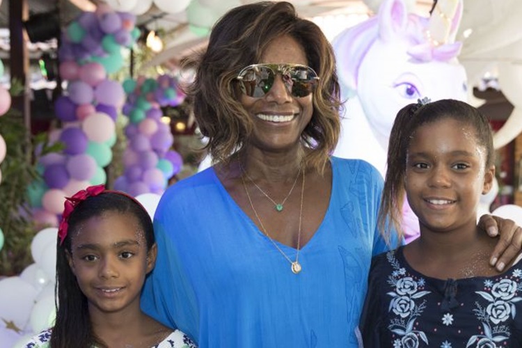 Em momento raro, Glória Maria fala das filhas e revela: “só pedem birutice”