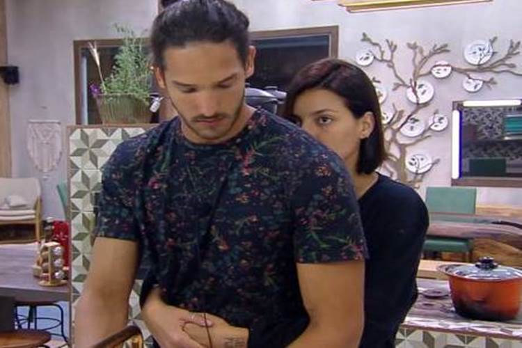 Gabi Prado compartilha foto quente com João Zoli em praia do Rio