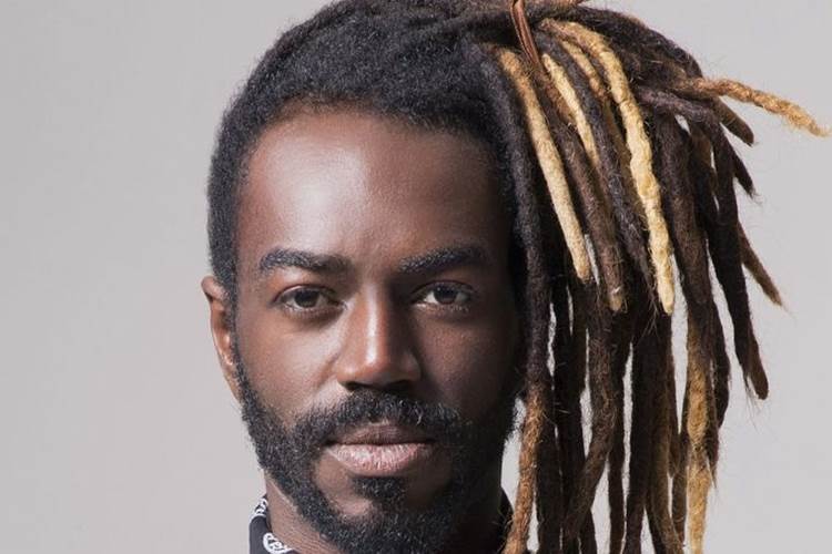 Ator Jonathan Azevedo tem se dedicado a ajudar crianças carentes do Rio de Janeiro