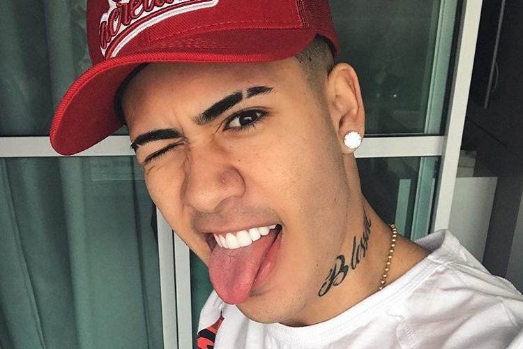 Kevinho muda o visual e surpreende ao aparecer platinado