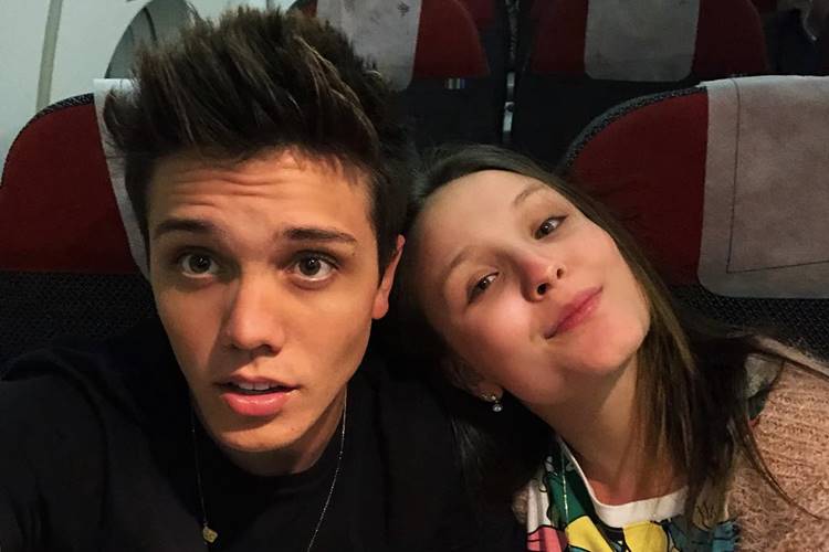 Léo Cidade parabeniza a namorada Larissa Manoela pelos 18 anos