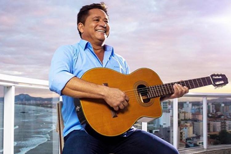 Cantor Leonardo aparece fazendo churrasco em local inusitado