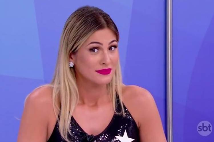 Lívia Andrade é obrigada a ler carta constrangedora durante gravação