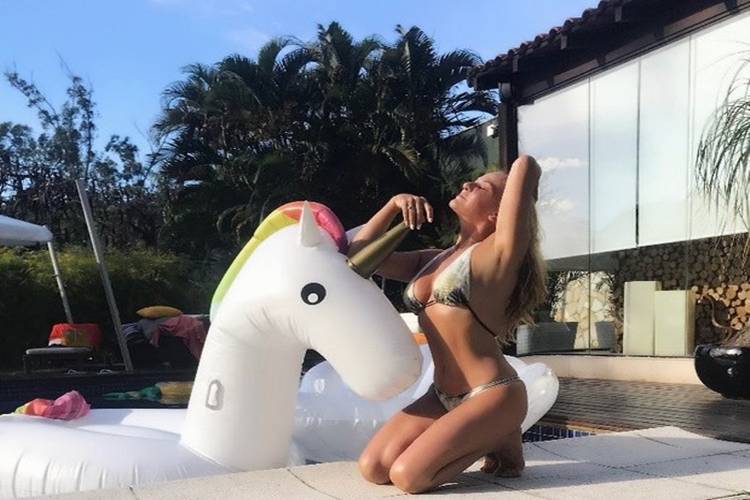 Mãe de Ísis Valverde surpreende ao posar de biquíni em beira de piscina