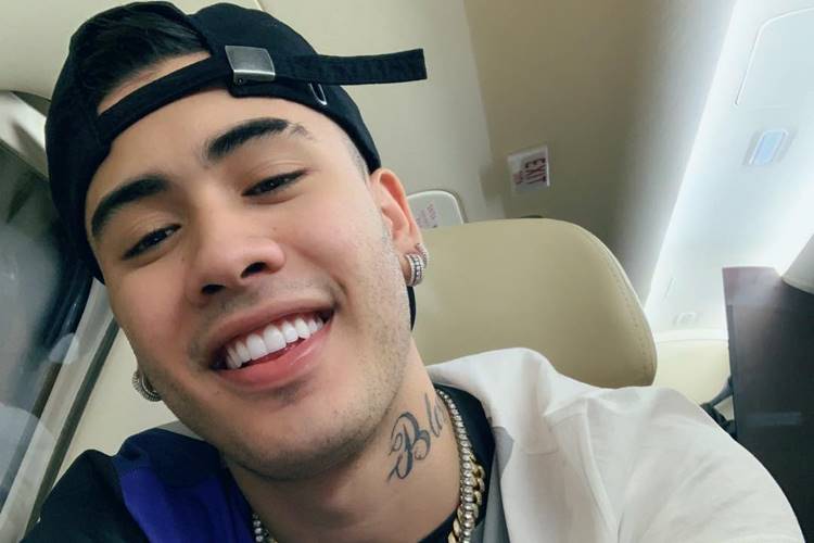 Em tour pela Europa, Kevinho tieta jogador de futebol