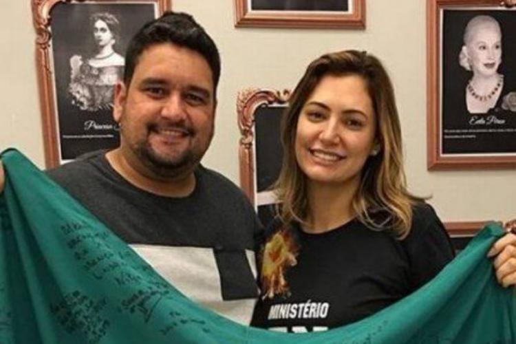 Mulher de Bolsonaro ganha festa de despedida surpresa