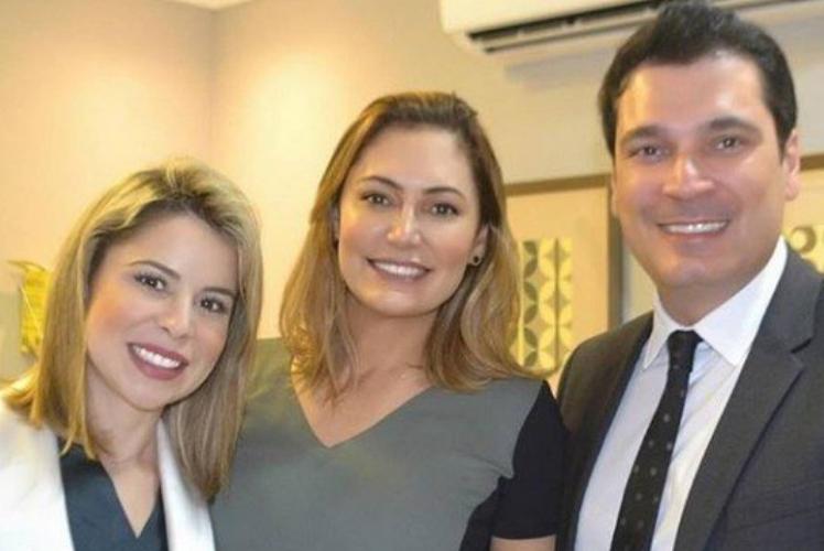 Mulher de Jair Bolsonaro se prepara para a posse e realiza tratamento de pele