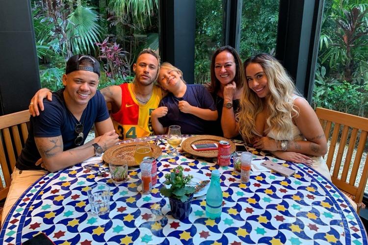 Neymar adota novo visual e posa ao lado da família