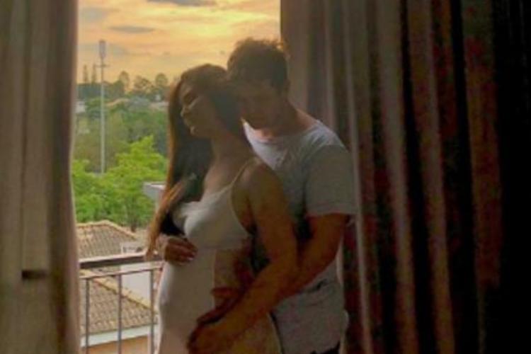 Cantor sertanejo comemora gravidez da esposa