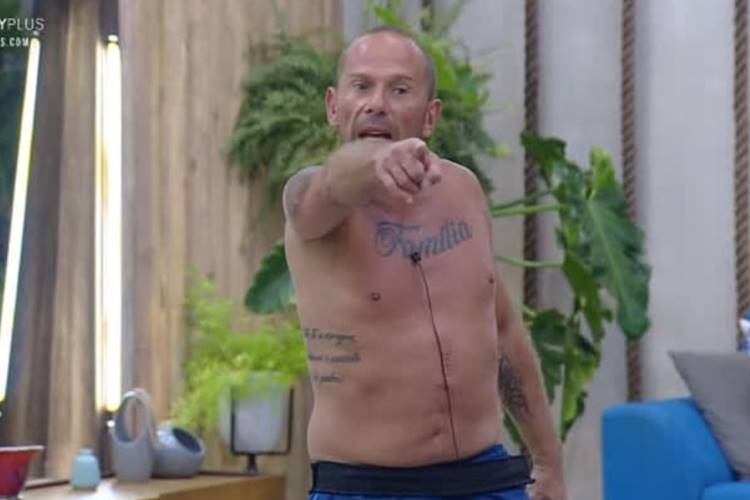 A Fazenda 10: Rafael Ilha dá bronca em Evandro Santo