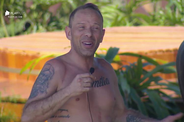 A Fazenda 10: Rafael Ilha perde a vergonha e faz striptease para peões