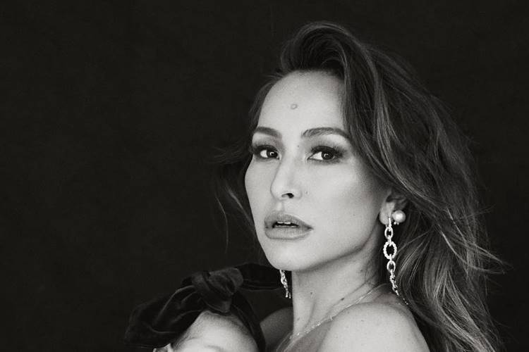 Sabrina Sato posa amamentando Zoe e revela linda ação: “Já comecei a armazenar”