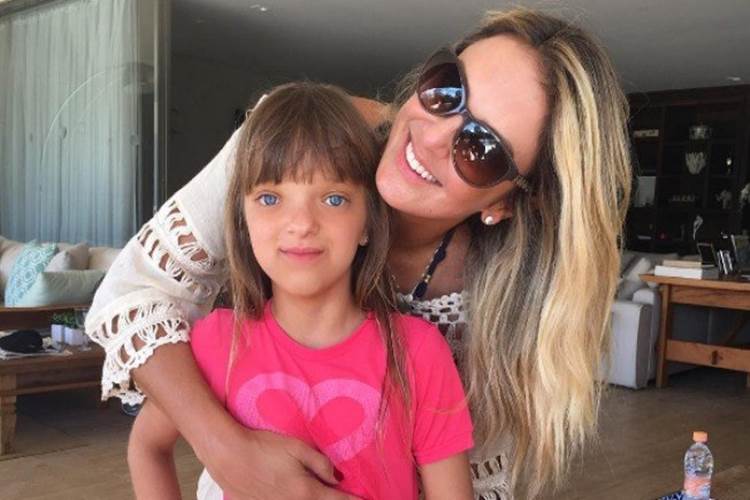 Ticiane Pinheiro acompanha a filha Rafa Justus em festa do pijama