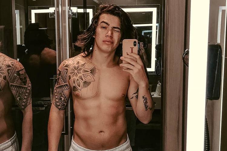 Em click na banheira, Whindersson Nunes deixa bumbum à mostra