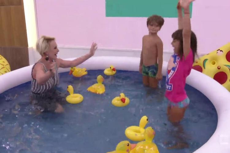 Ana Maria Braga entra no clima do hit ‘piscininha’ e toma banho de piscina ao vivo no “Mais Você”